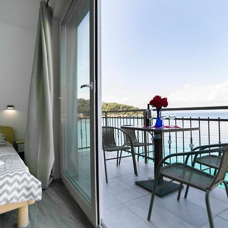 Royal Rina Apartmani Stomorska Exterior foto