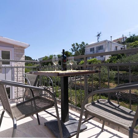 Royal Rina Apartmani Stomorska Exterior foto