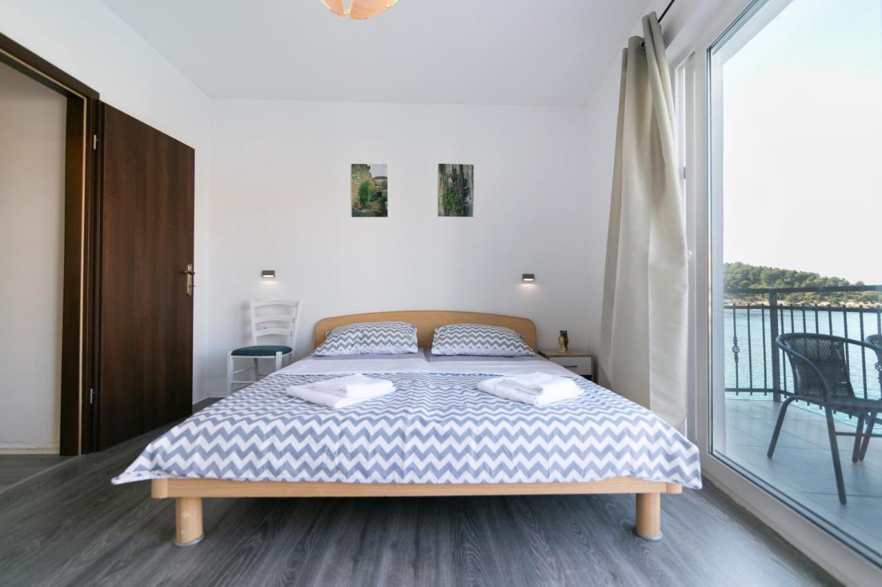 Royal Rina Apartmani Stomorska Exterior foto