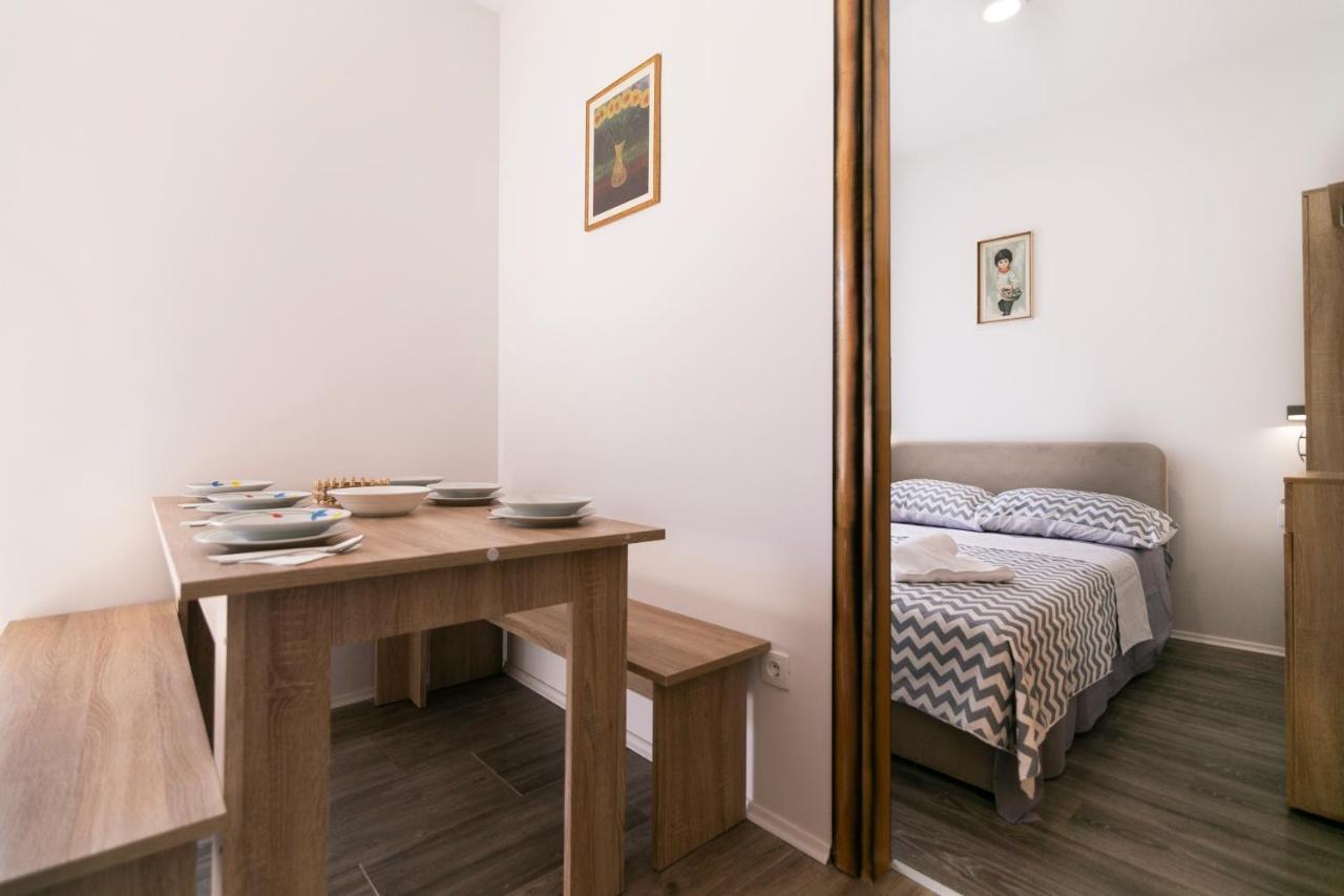 Royal Rina Apartmani Stomorska Exterior foto
