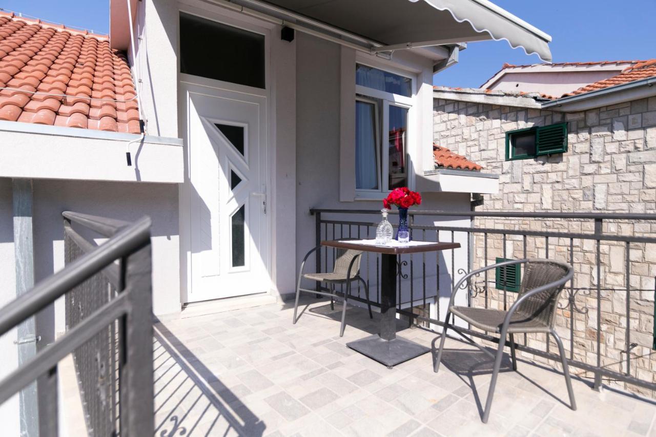 Royal Rina Apartmani Stomorska Exterior foto