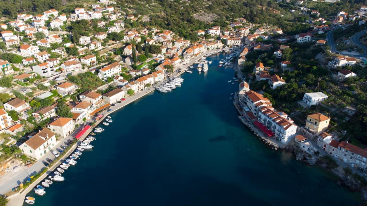 Royal Rina Apartmani Stomorska Exterior foto