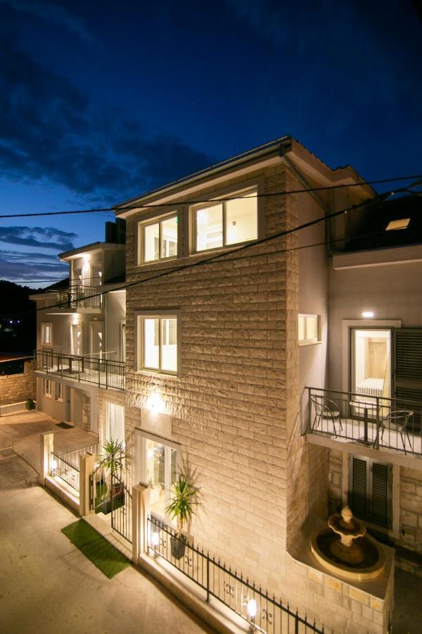 Royal Rina Apartmani Stomorska Exterior foto