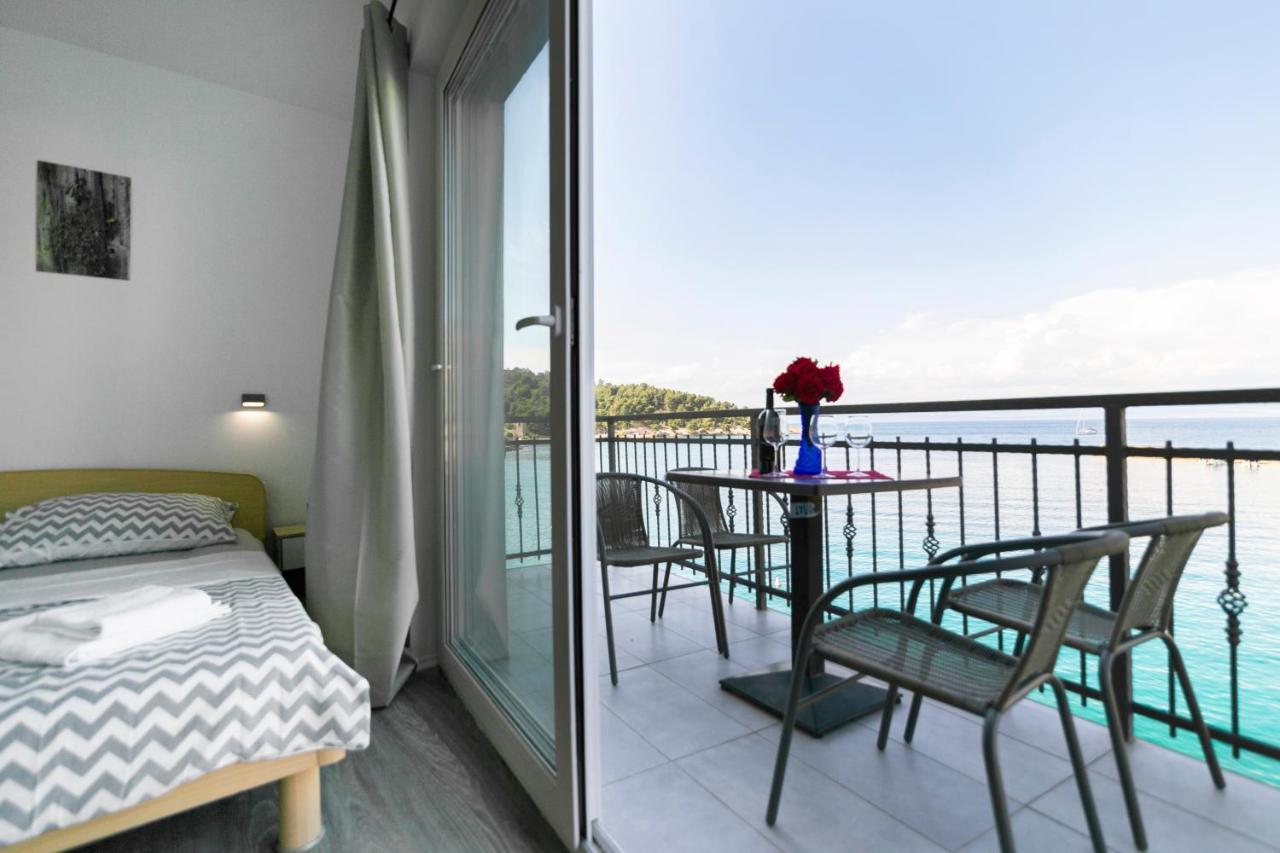 Royal Rina Apartmani Stomorska Exterior foto