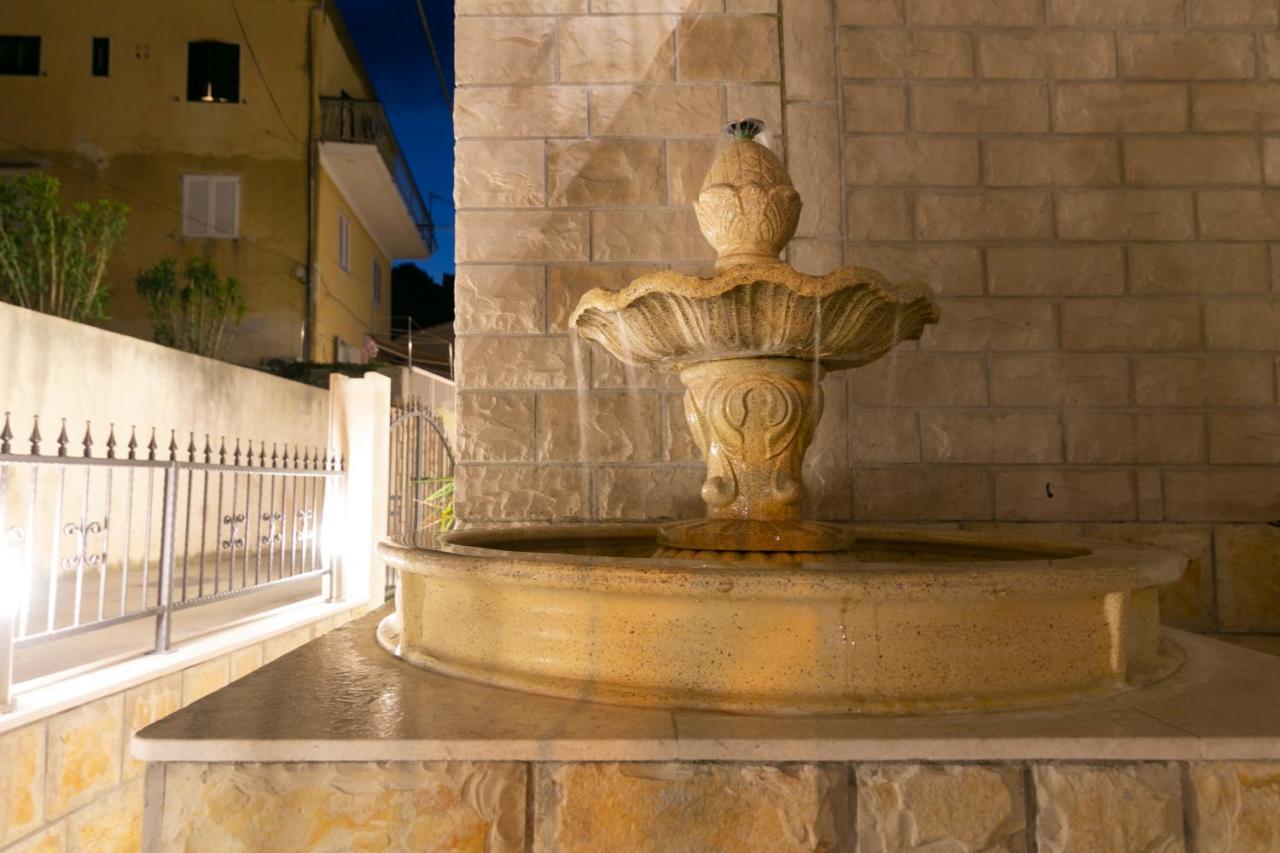 Royal Rina Apartmani Stomorska Exterior foto