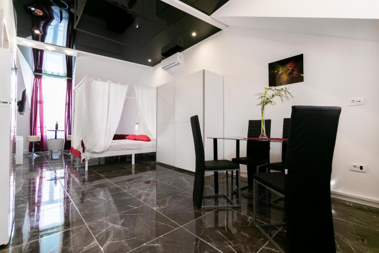 Royal Rina Apartmani Stomorska Exterior foto