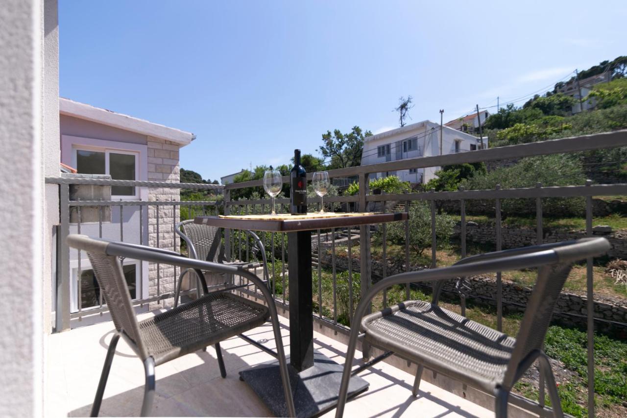 Royal Rina Apartmani Stomorska Exterior foto