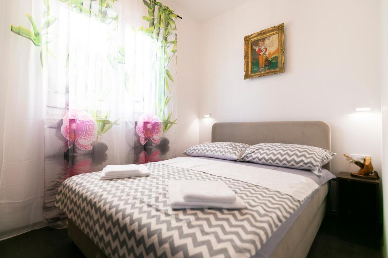 Royal Rina Apartmani Stomorska Exterior foto