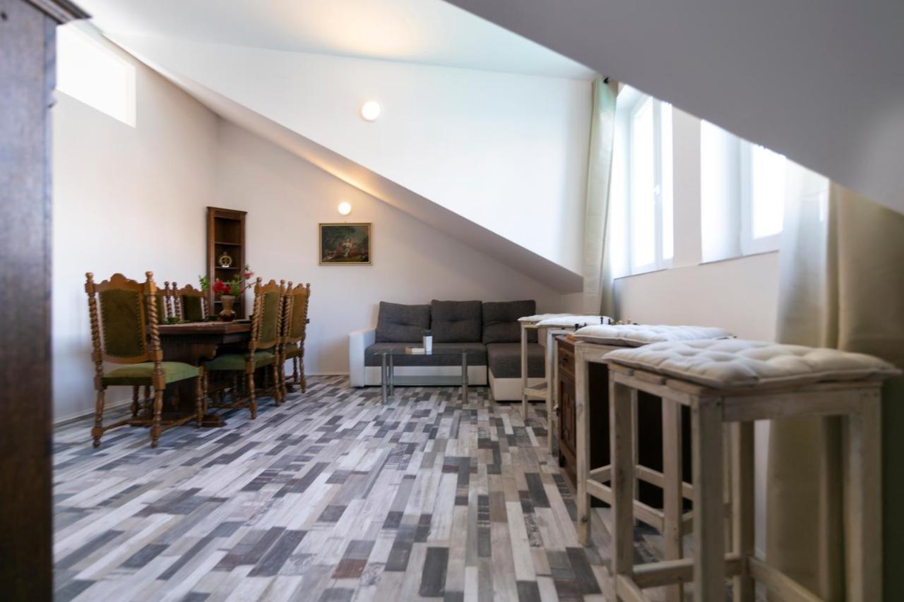 Royal Rina Apartmani Stomorska Exterior foto