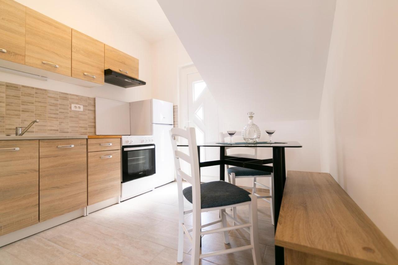 Royal Rina Apartmani Stomorska Exterior foto