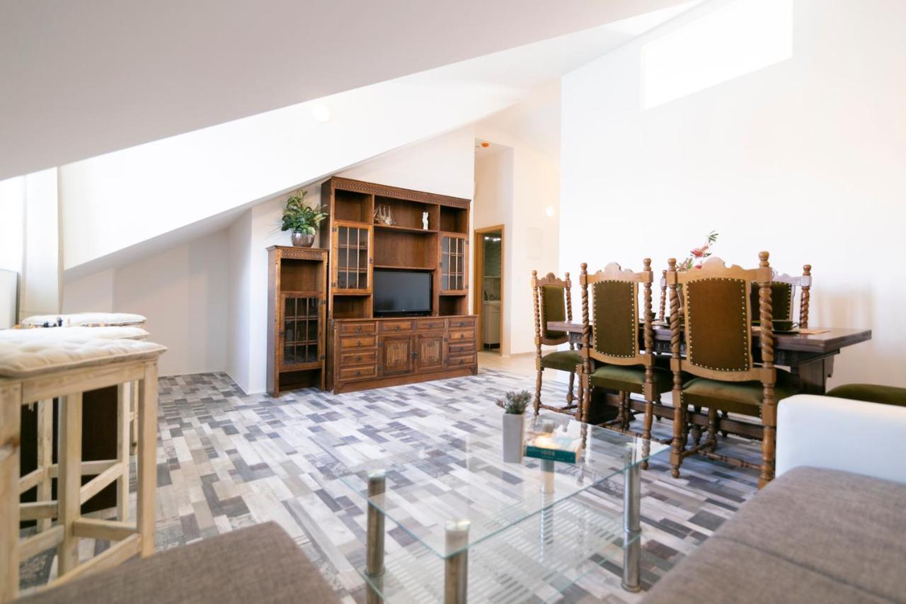 Royal Rina Apartmani Stomorska Exterior foto