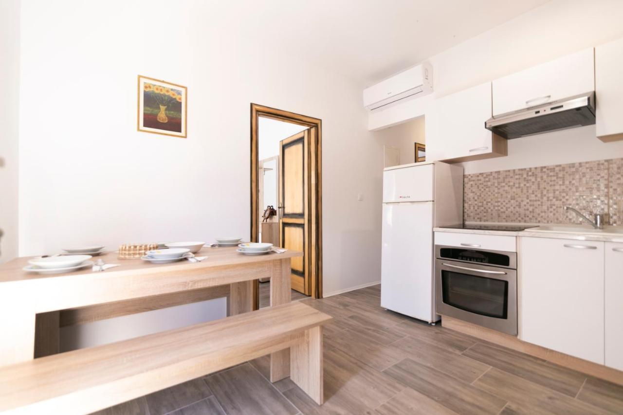 Royal Rina Apartmani Stomorska Exterior foto
