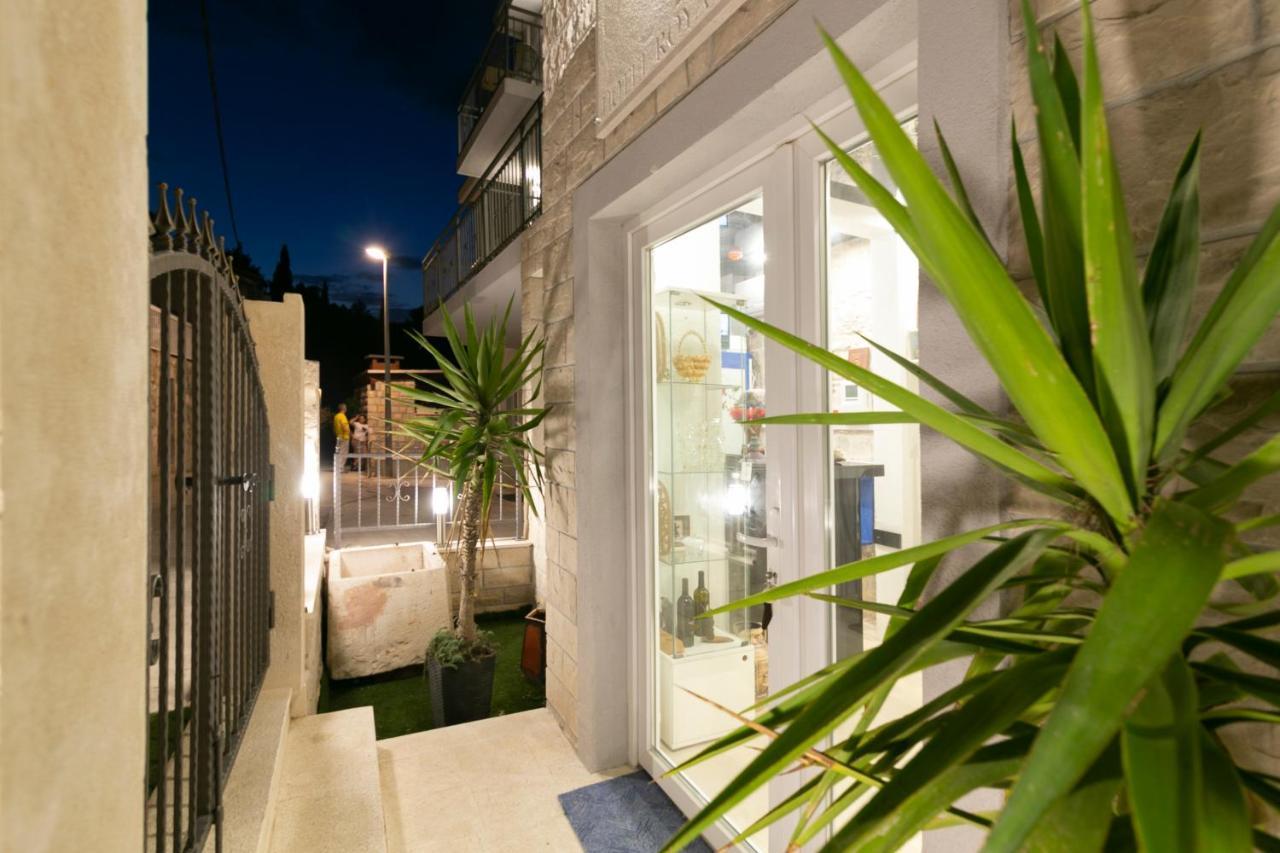 Royal Rina Apartmani Stomorska Exterior foto