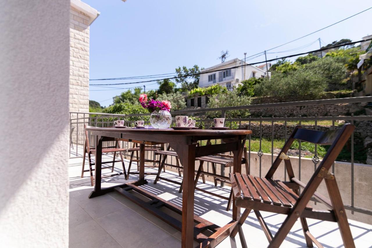 Royal Rina Apartmani Stomorska Exterior foto