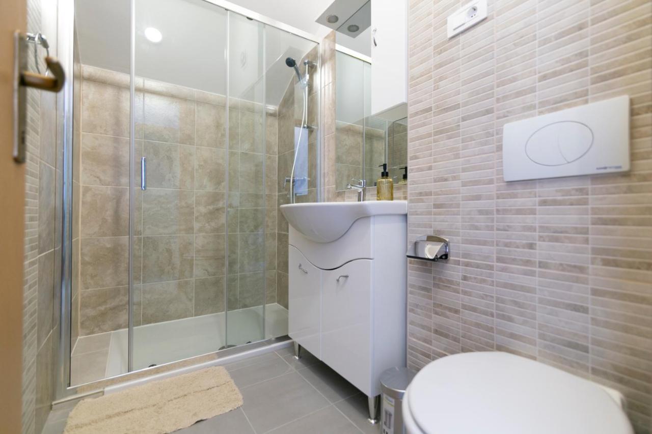 Royal Rina Apartmani Stomorska Exterior foto